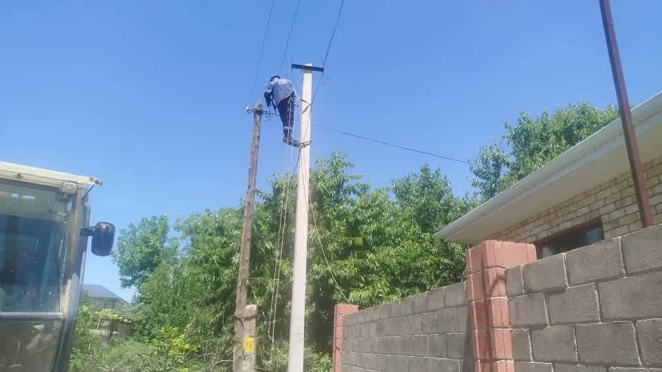 КУРУЛУШ АЙЫЛЫНДАГЫ ТАЖИКУЛ БАЛБАН КӨЧӨСҮНДӨГҮ ЭСКИЛИГИ ЖЕТКЕН ЭЛЕКТР МАМЫЧАЛАРЫ ЖАҢЫЛАНДЫ.